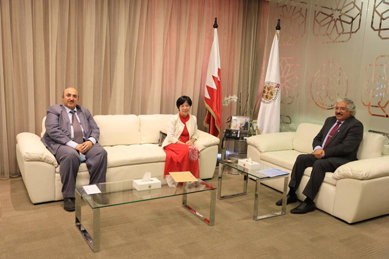 رئيس جامعة البحرين يحتفي بمديرة “كونفوشيوس”