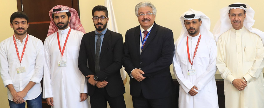 رئيس جامعة البحرين يناقش تصورات مجلس الطلبة ويؤكد العمل بروح الفريق