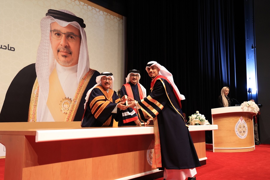 خلال احتفال جامعة البحرين بتخريج الفوج 24  خريجو الصيدلة والمختبرات والتربية الرياضية   يؤكدون عزمهم مواصلة تطوير تحصيلهم العلمي لرفعة الوطن