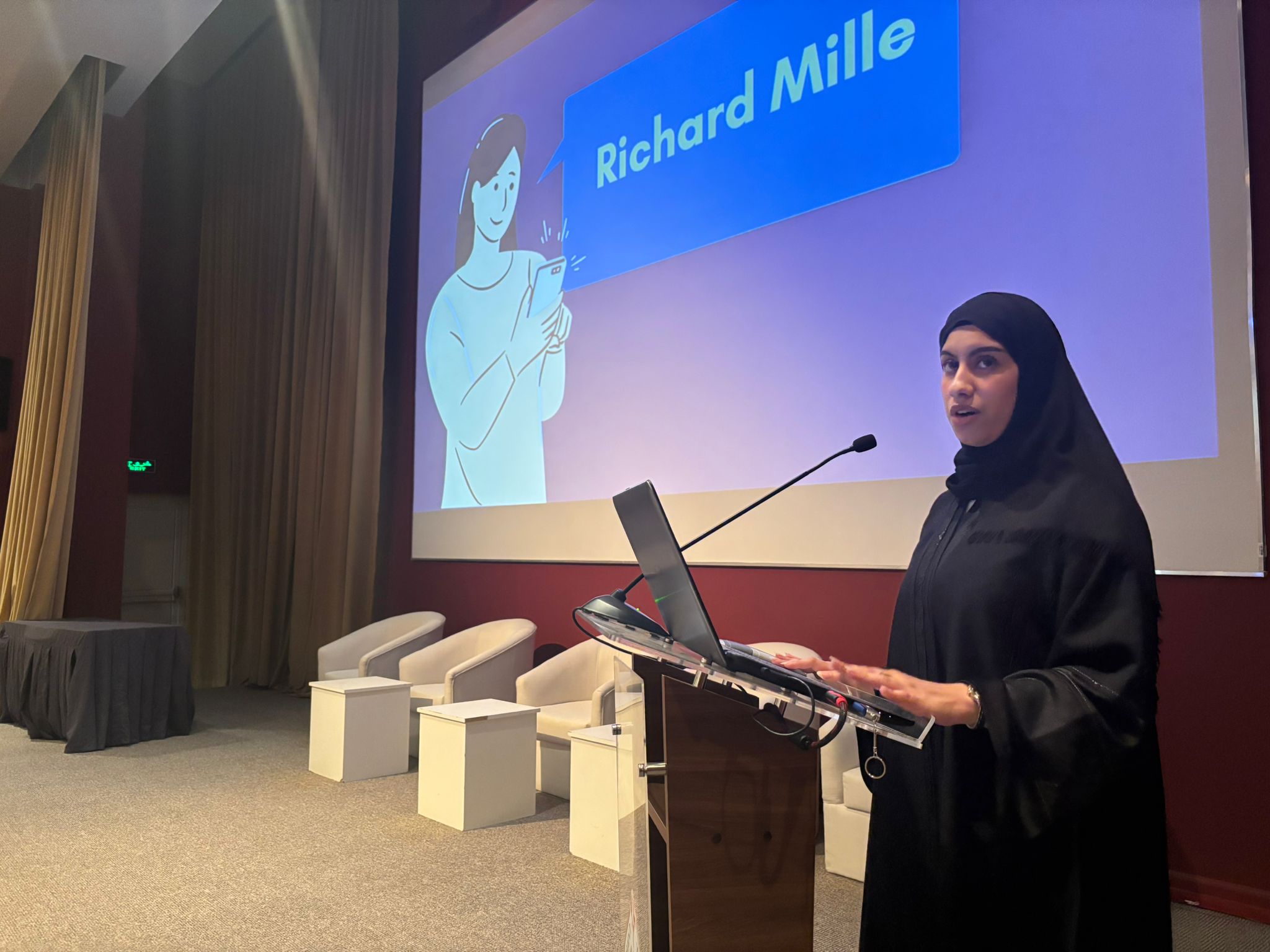 طلبة بكالوريوس اللغة الإنجليزية بجامعة البحرين يعرضون مشاريع أبحاث في الترجمة والأدب