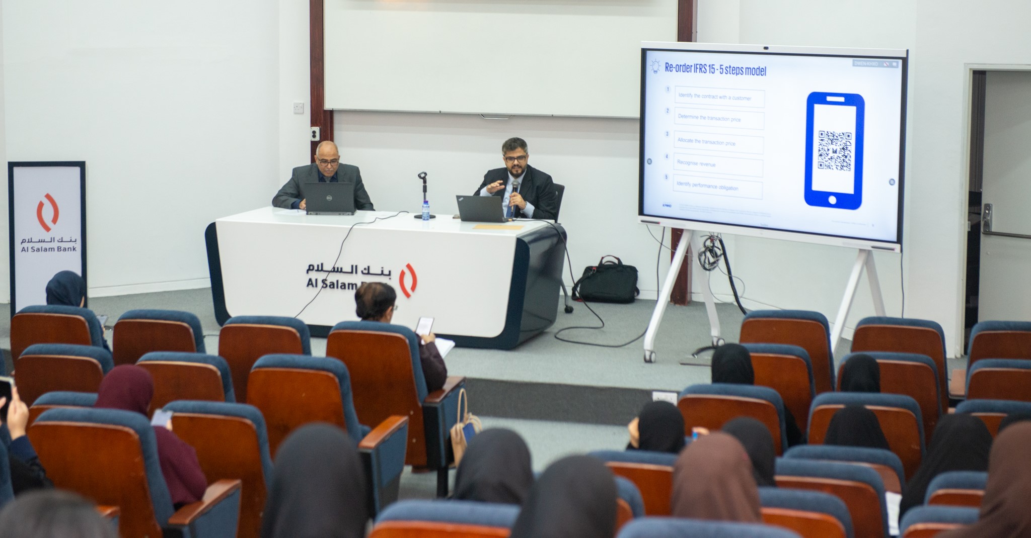 طلبة المحاسبة يتعرفون على تطبيقات عملية لإعداد المعايير الدولية للتقارير المالية