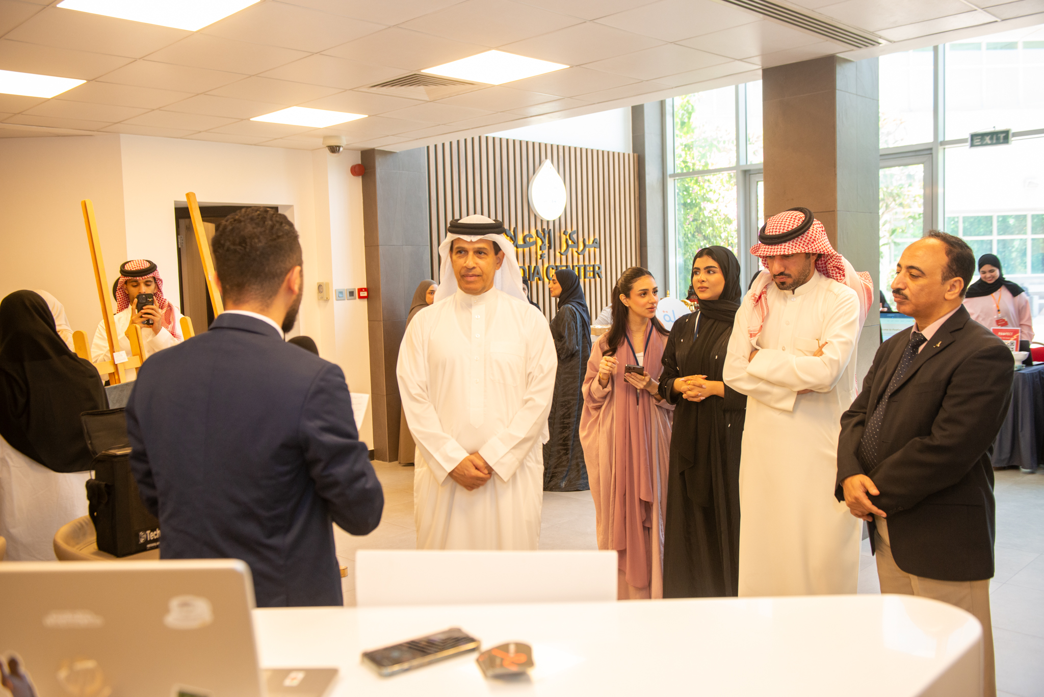 رواد المشاريع الإعلاميين يتفاعلون مع معرض “صلة”