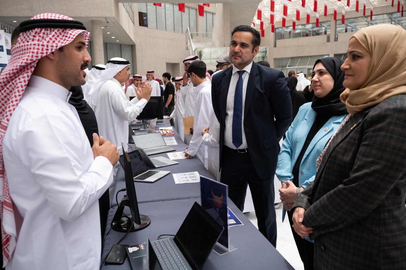 طلبة “تقنية المعلومات” بجامعة البحرين يطورون حلولاً في مجالات الأمن السيبراني والذكاء الاصطناعي وتطبيقات الهاتف وتكنولوجيا المعلومات