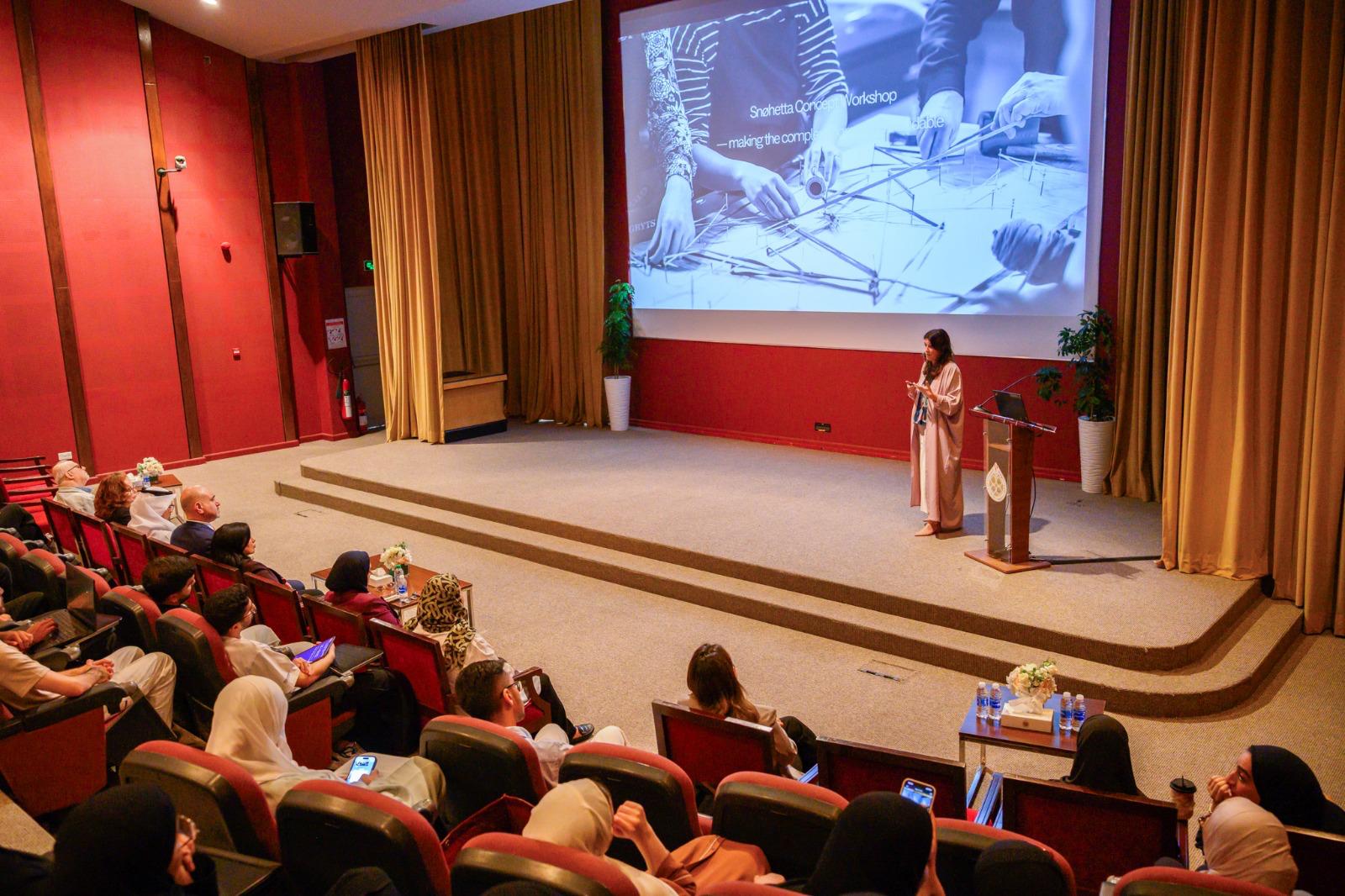 جامعة البحرين تستضيف أحد أبرز مصممي مركز “إثراء” السعودي