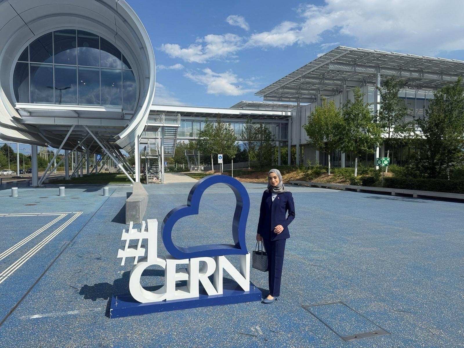 طلبة من جامعة البحرين يتدربون في البرنامج الصيفي بمركز “سيرن” للأبحاث