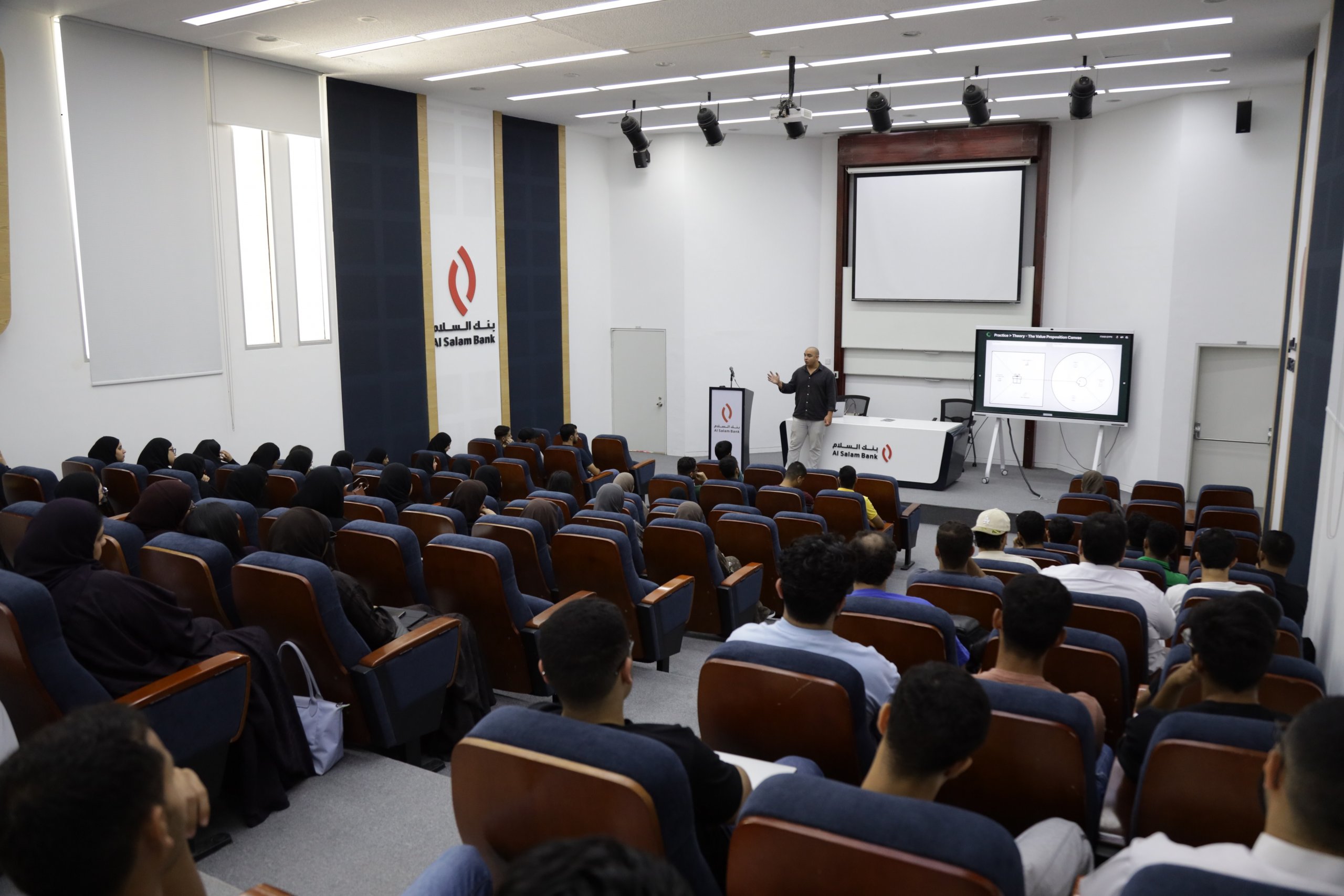 طلبة جامعة البحرين يستكشفون حلولاً عملية لتحديات الشركات الناشئة