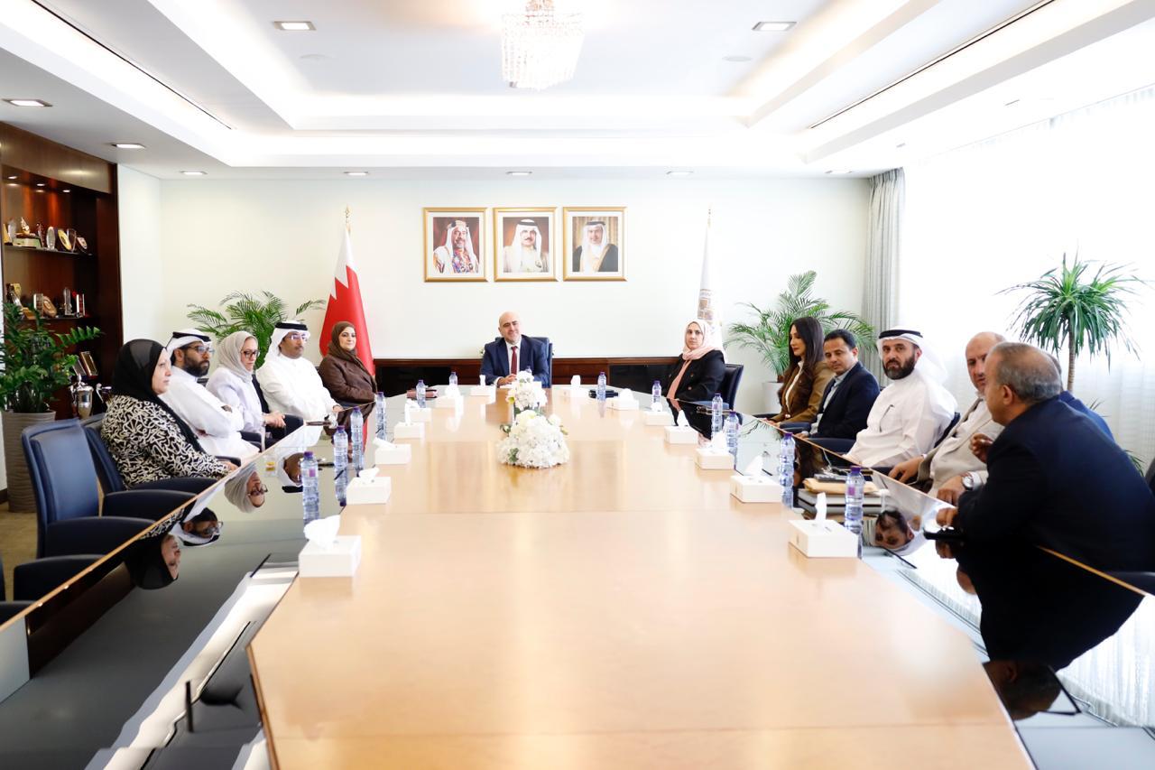 رئيس جامعة البحرين يستقبل رؤساء الأقسام السابقين في مكتبه بالصخير