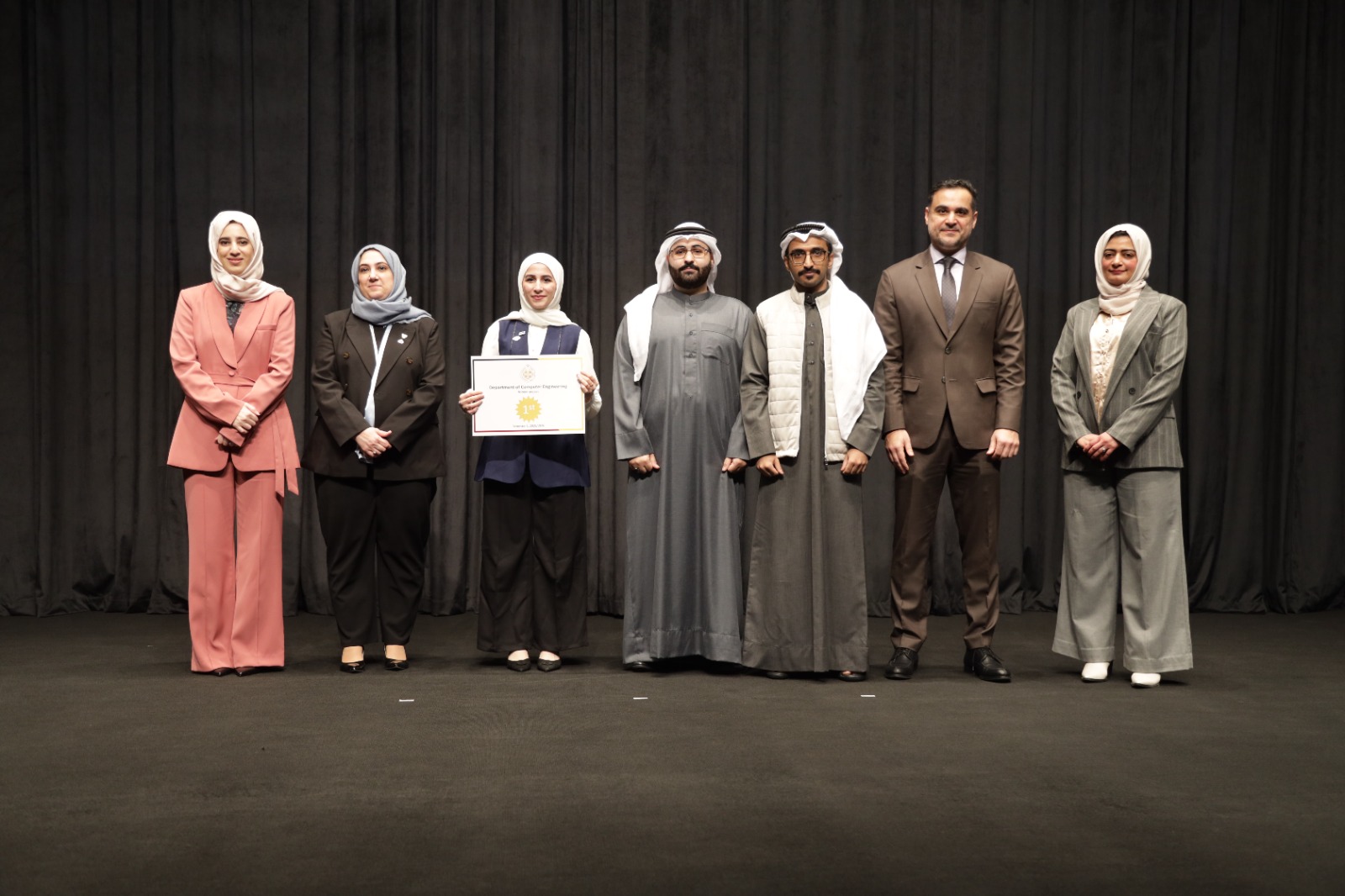 University of Bahrain Showcases 52 Graduation Projects by Information Technology Students and Honors Outstanding Projects