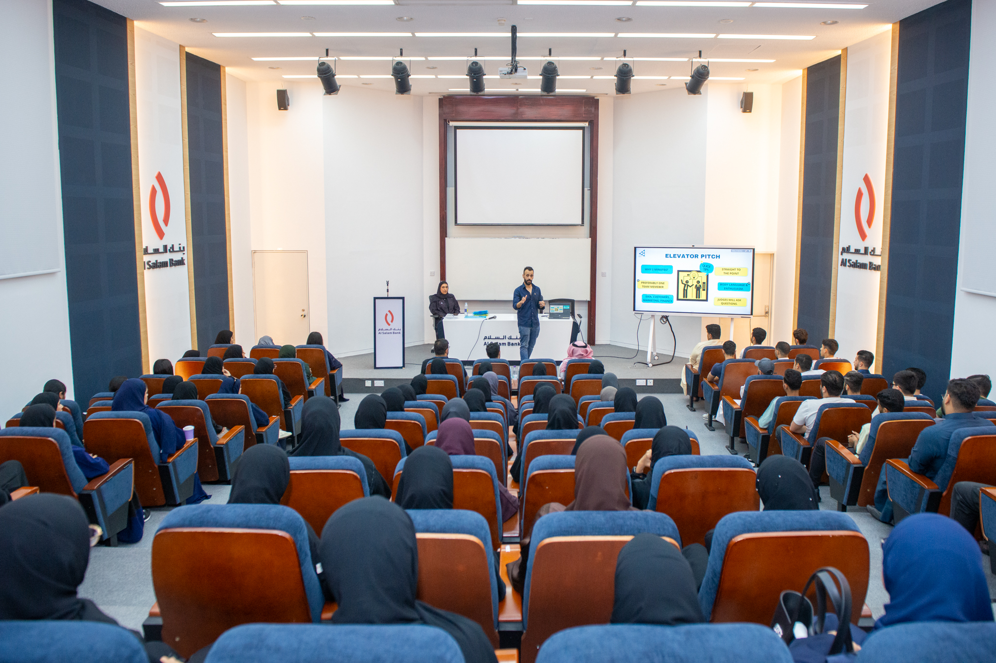 معسكر إنجاز بجامعة البحرين يدرّب الطلبة على فن العرض والإقناع