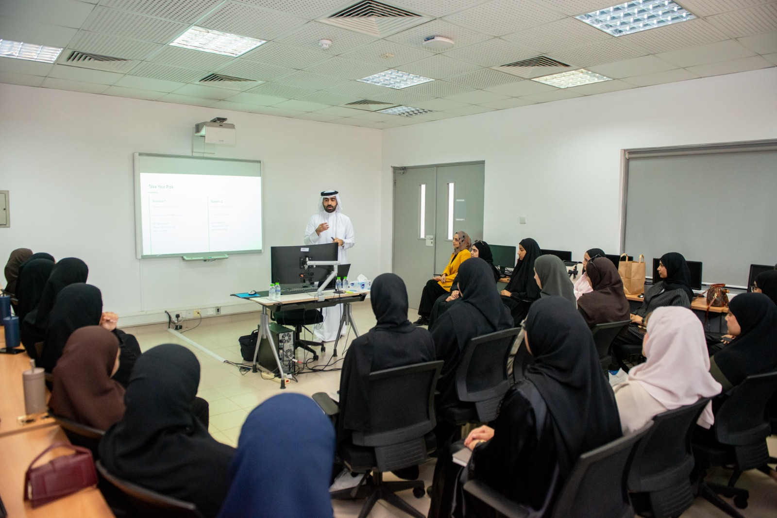 University of Bahrain Hosts “Analytical Thinking and Decision-Making” Workshop