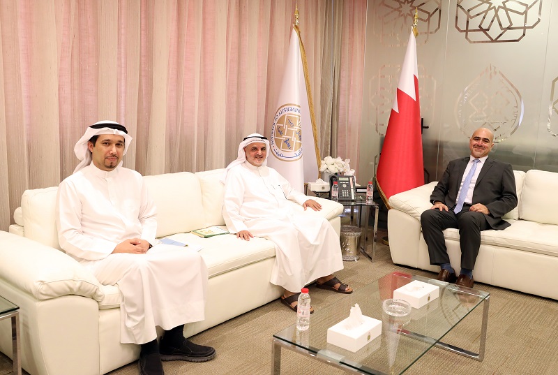 لدى استقبال د. الأنصاري لرئيس المكتب الثقافي بالسفارة الكويتية  مناقشة أوجه التعاون البحثي بين جامعة البحرين والجامعات الكويتية