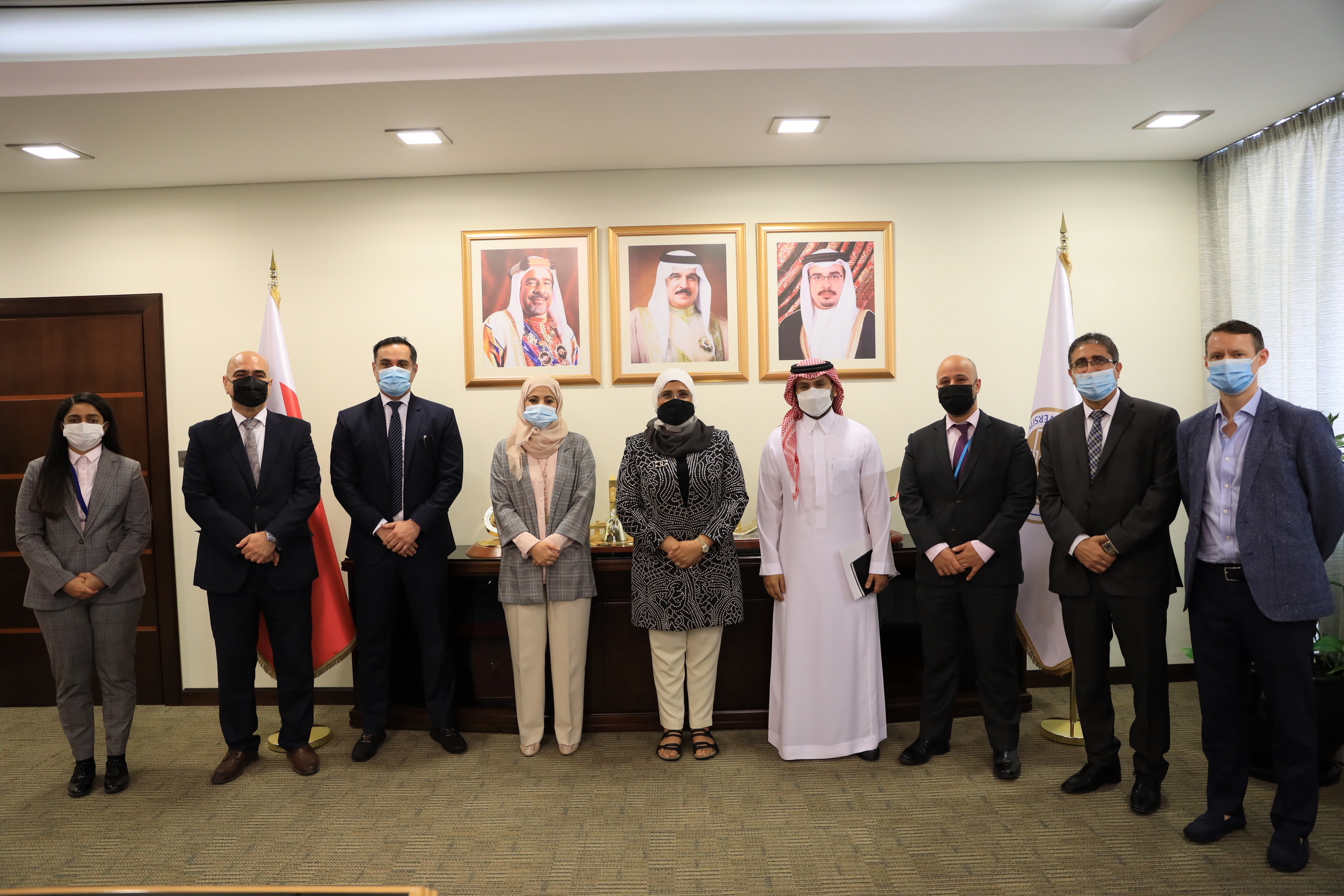 The President of UoB Discusses Strengthening Cooperation and Developing Partnerships with a Delegation from Amazon Web Services (AWS)