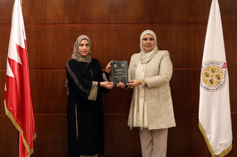 رئيسة جامعة البحرين تتسلم رسالة دكتوراه للباحثة العالي عن السياحة البيئية