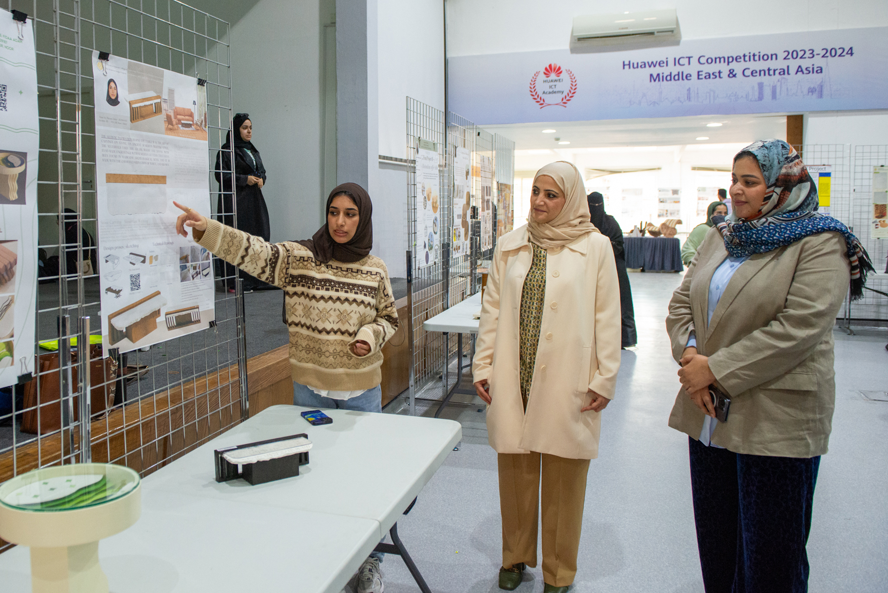 ضمن مقرر تصميم الأثاث بقسم العمارة والتصميم الداخلي طلبة جامعة البحرين يبدعون في معرض “طاولات القهوة الفنية”