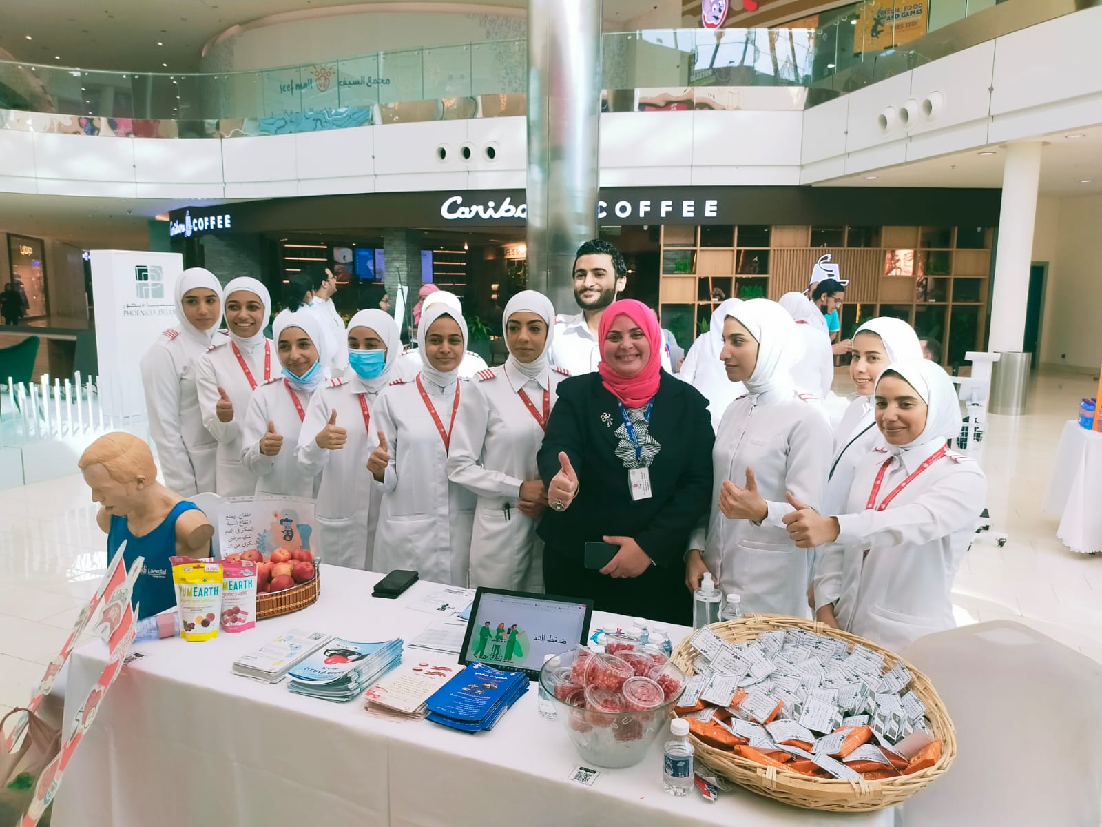 احتفالاً باليوم العالمي للتمريض.. طلبة التمريض بجامعة البحرين يقدمون إرشادات صحية للمجتمع