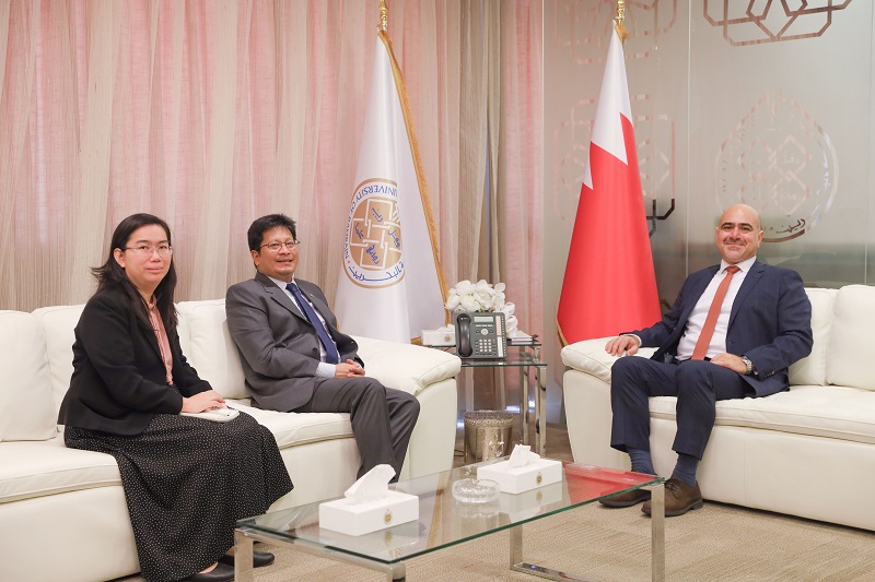 رئيس جامعة البحرين وسفير تايلند يناقشان التعاون البحثي مع الجامعات التايلندية