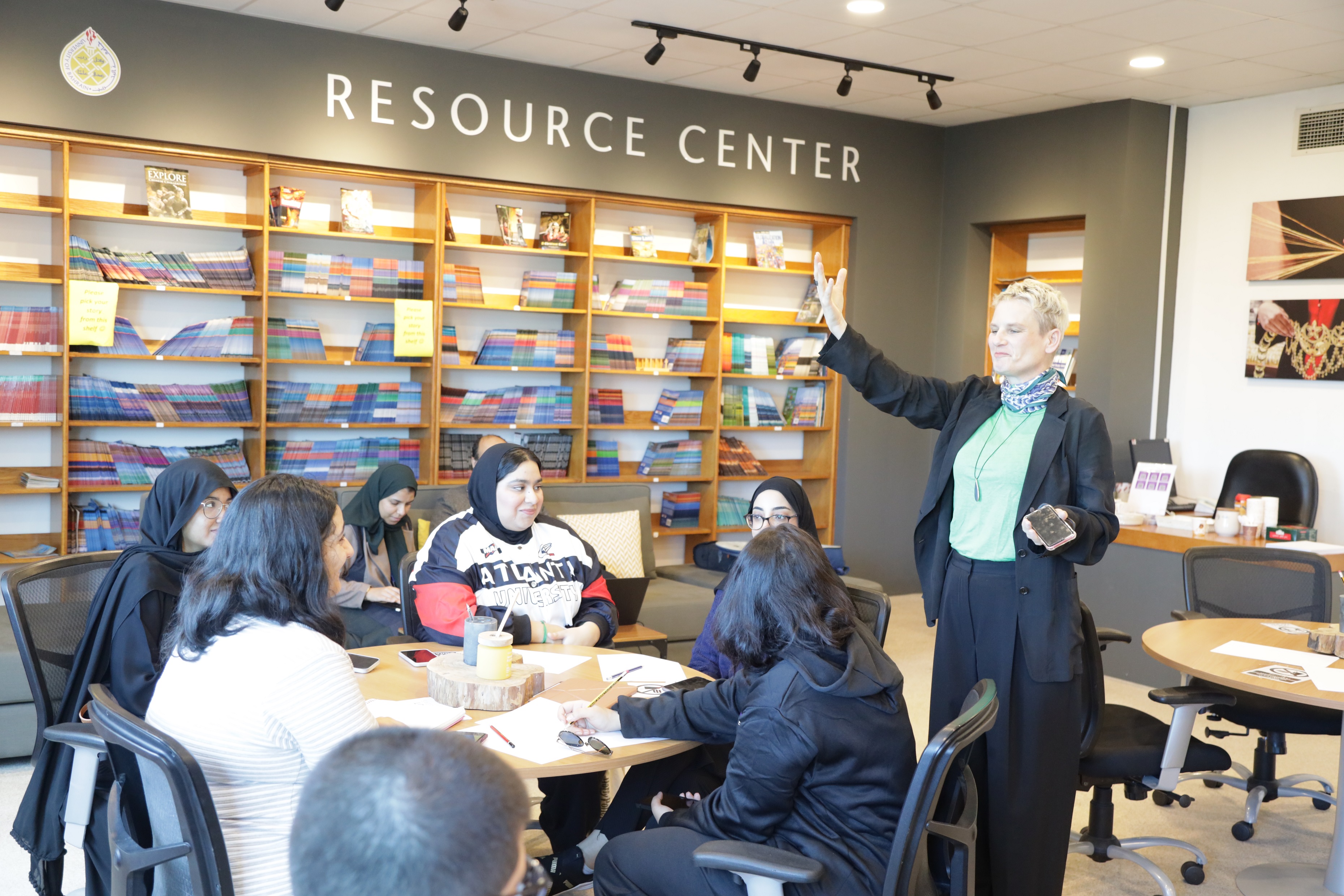 ضمن ورشة تدريبية للطلبة على الكتابة الإبداعية مركز اللغة الإنجليزية بجامعة البحرين يستضيف الشاعرة البريطانية ألبين