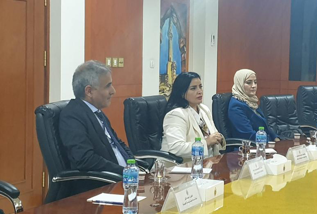 رحبتا بتوسعة مجالات التعاون العلمي بينهما في الدورة البحثية المقبلة للوكالة جامعة البحرين ووكالة الطاقة تستعرضان مستجدات مختبر “المواد عالية الدقة”