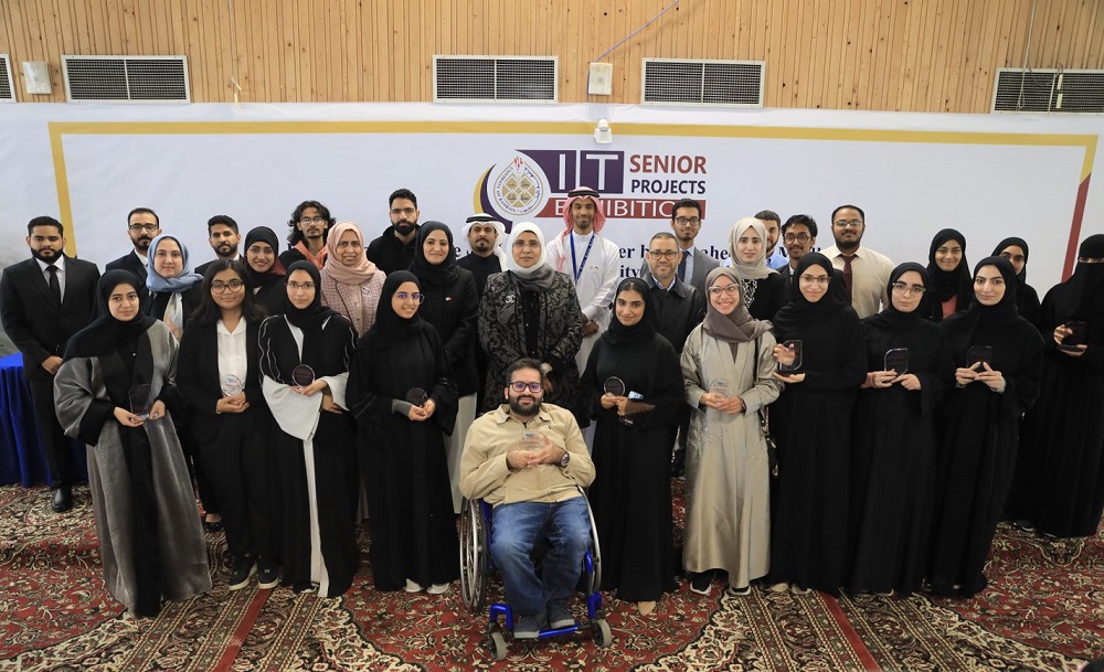 تكريم الطلبة الفائزين بمشاريع التخرج لطلبة كلية تقنية المعلومات  طلبة “التقنية” بجامعة البحرين يطورون مشاريع تخدم قطاعات مهنية منوعة