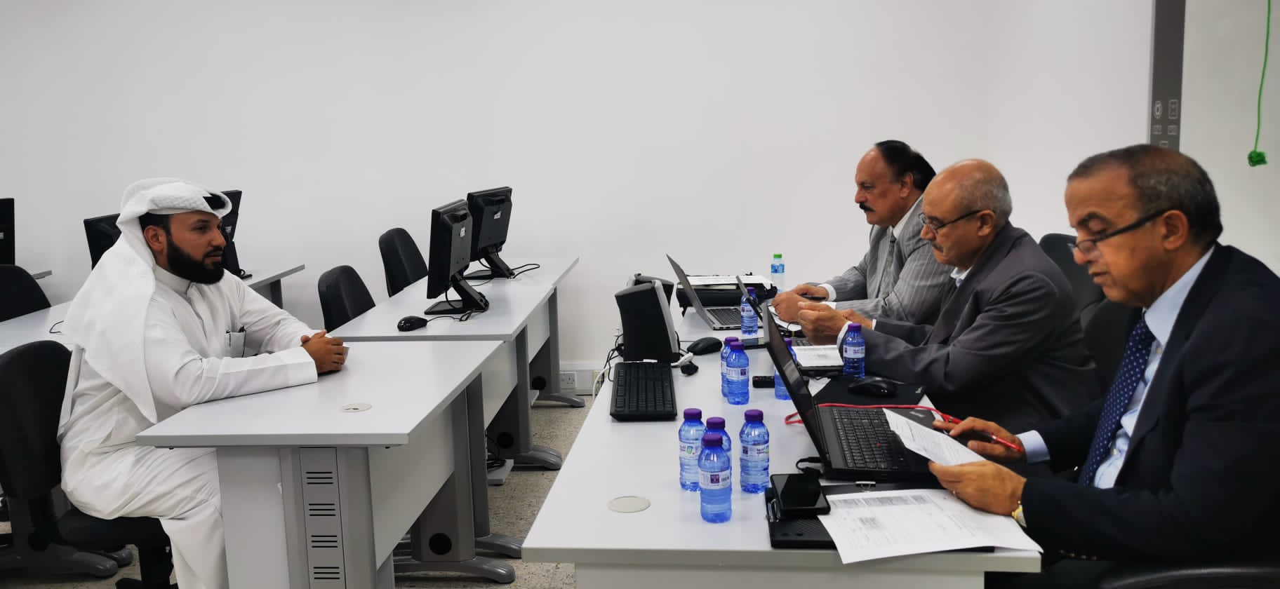 الراغبون في الالتحاق بالدراسات العليا بجامعة البحرين.. يجرون امتحانات اللغة الإنجليزية ومقابلات القبول