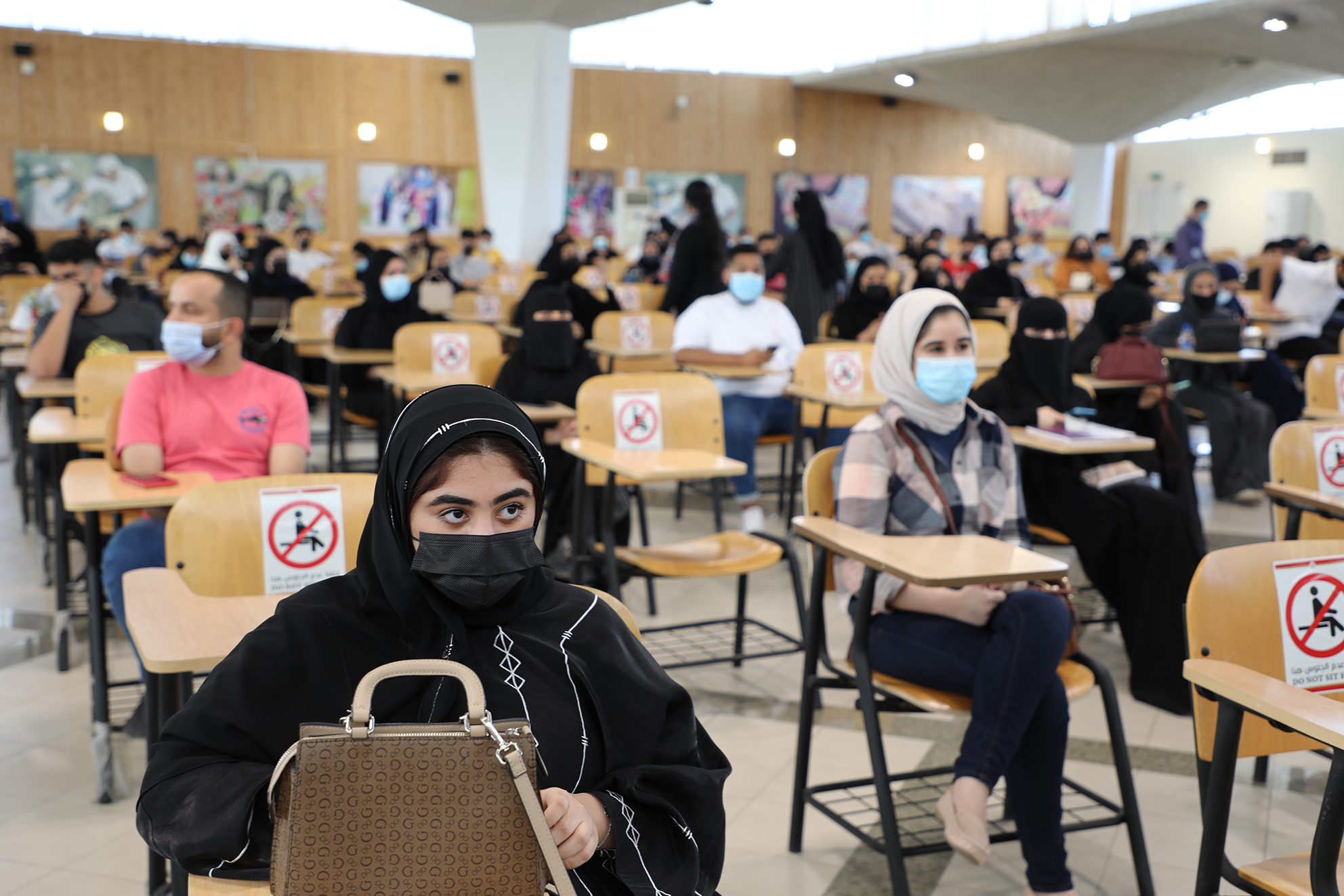 استعداداً لتقديم الامتحانات النهائية حضورياً..  طلبة التمهيدي بجامعة البحرين يتعرفون مباني الجامعة وخدماتها الأكاديمية والإدارية