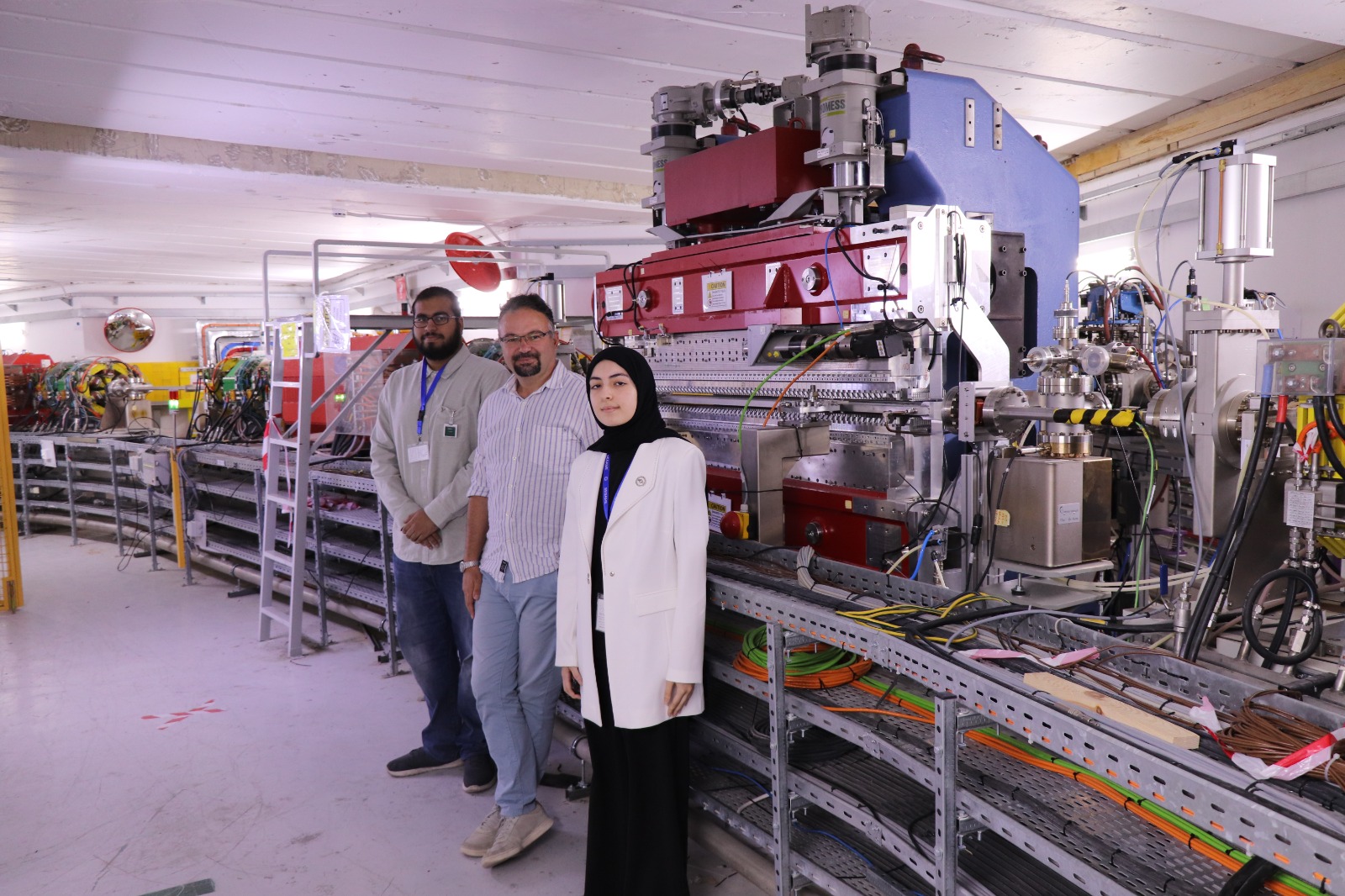 جامعة البحرين تواصل تدريب طلابها وموظفيها في أكبر المراكز العلمية اختيار طالبين للتدرب في مركز “سيسمي” الدولي لضوء السنكروترون