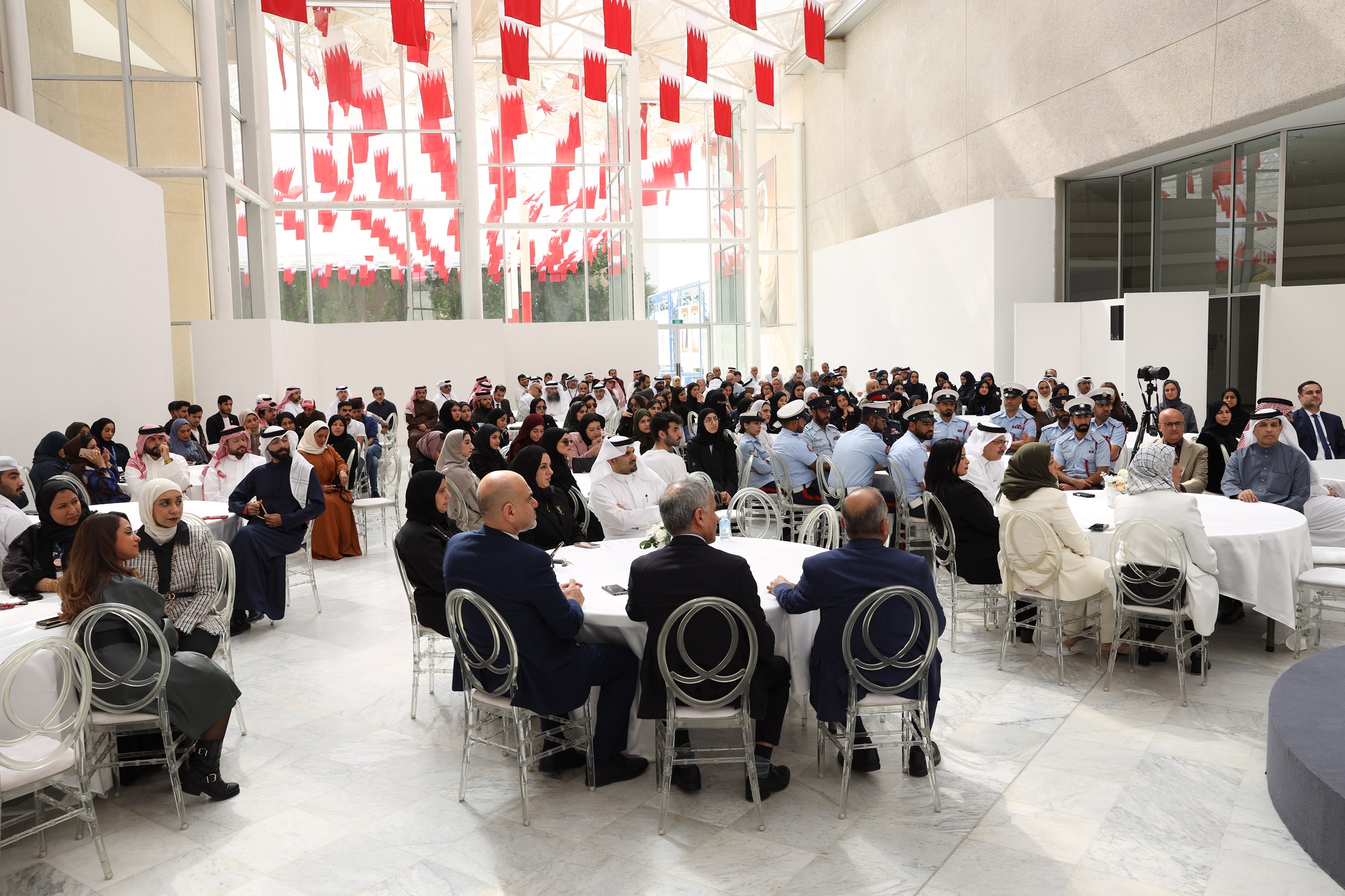 تكريم حوالي 275 من العاملين في حفلات تخريج الفوج 24 بجامعة البحرين  د. المضاحكة : تضافر الجهود يرفع اسم مملكة البحرين والجامعة الوطنية عالياً في مختلف المحافل