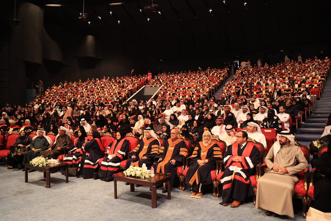 في حفل تخريج جامعة البحرين لطلبة الإعلام واللغة العربية وآدابها …العميد بوليلة:   كلية الآداب حققت أعلى تصنيف في تاريخها باعتماد دولي