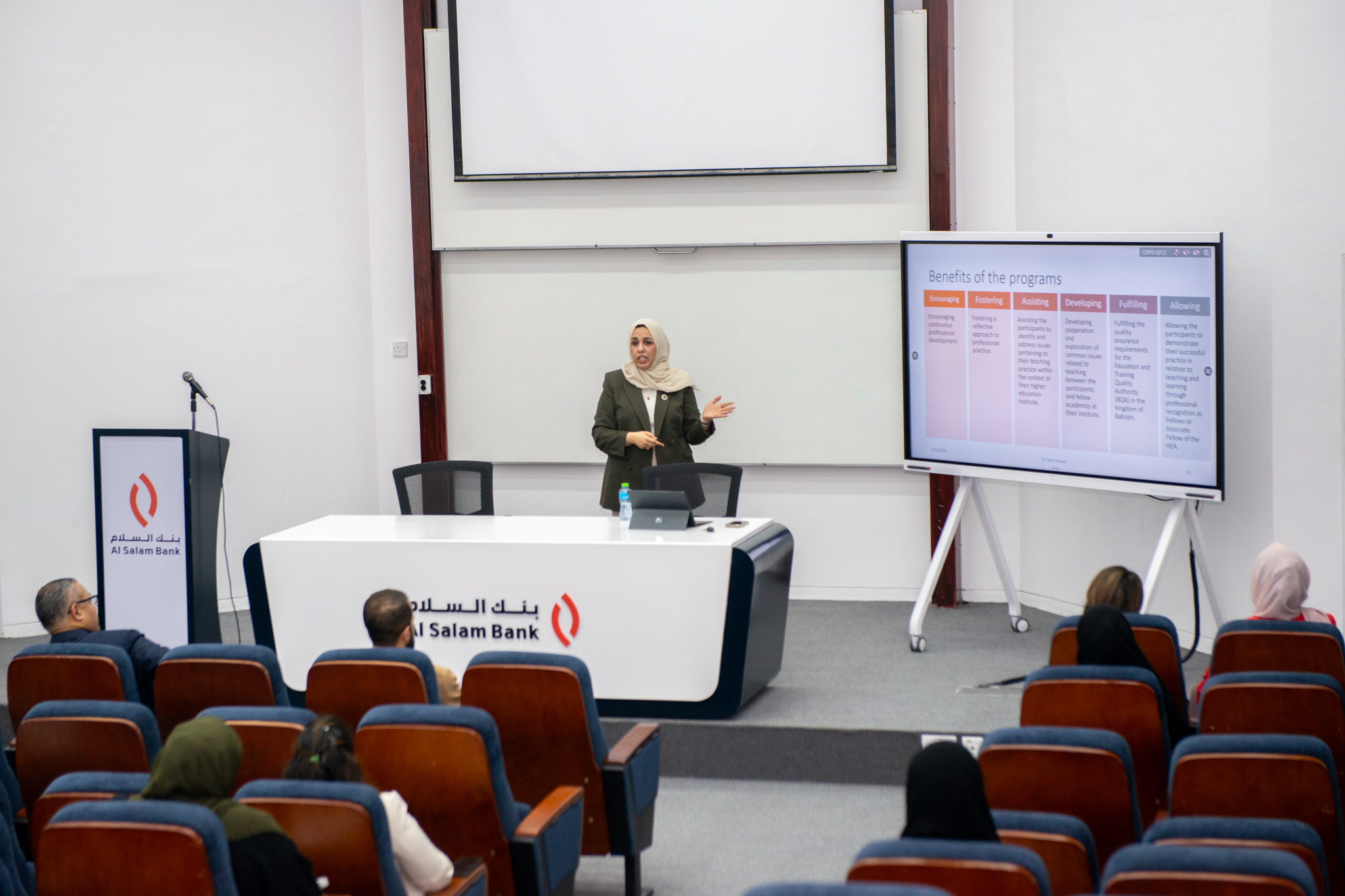 خلال يوم تعريفي نظمته وحدة التميز في التعليم ومهارات القيادة جامعة البحرين تستعرض برامج تطوير الممارسات للأكاديميين