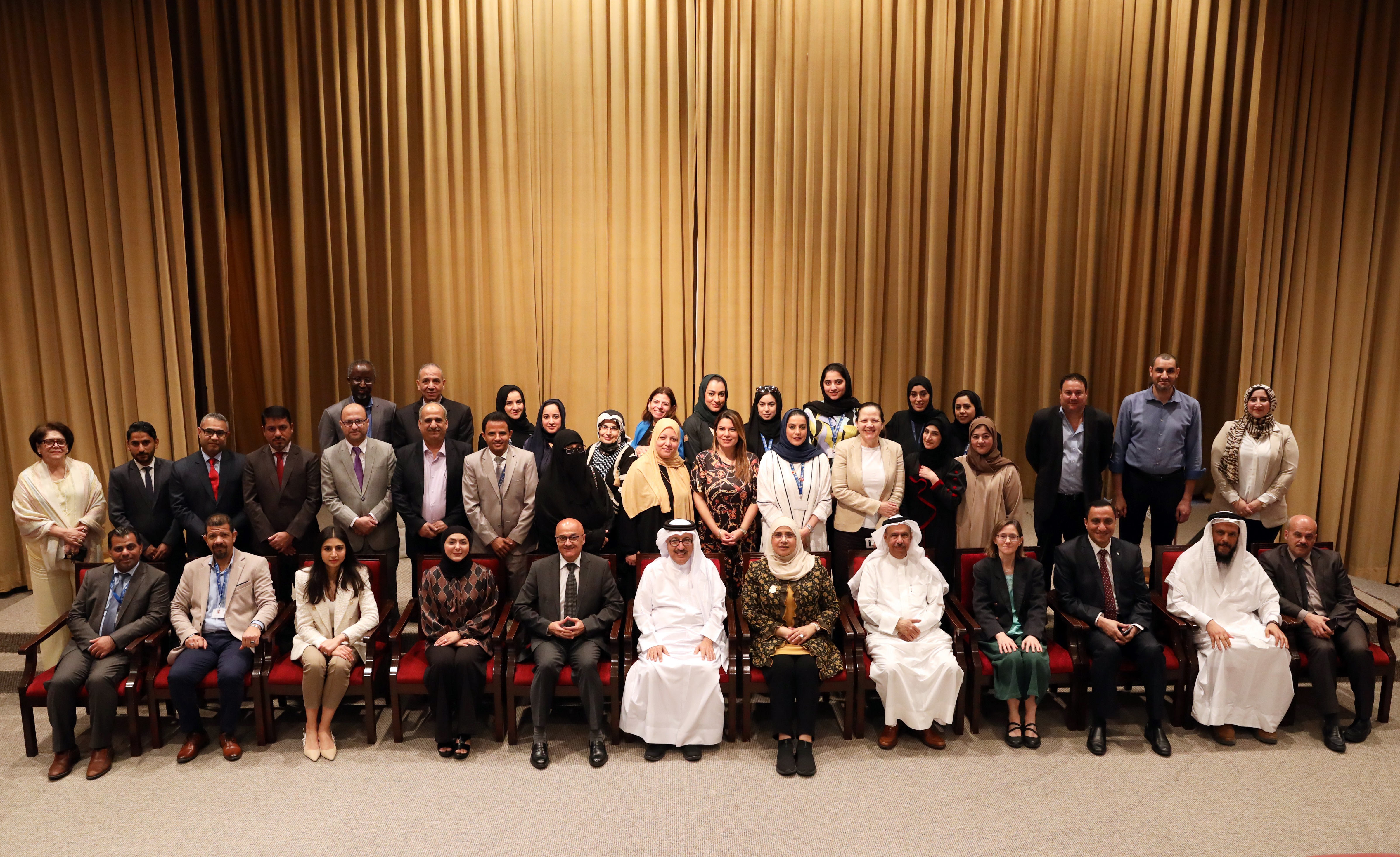 رئيسة جامعة البحرين والإدارة العليا تحاور منتسبي الكلية  د. المضاحكة تؤكد دور كلية البحرين للمعلمين في رفد مسيرة التعليم وخدمة المجتمع