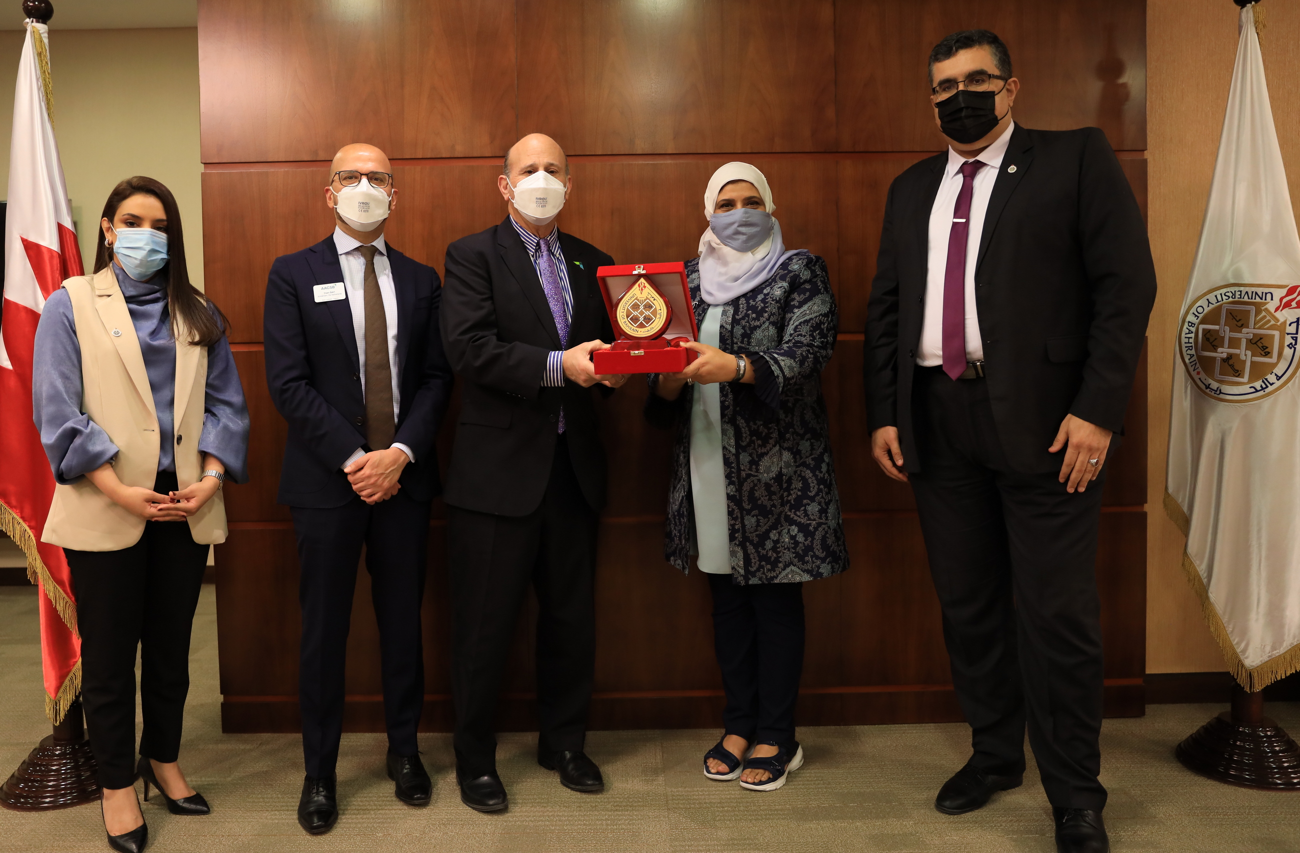 رئيسة جامعة البحرين تستقبل نائب الرئيس التنفيذي لجمعية تطوير كليات إدارة الأعمال تيموثي ميسكون