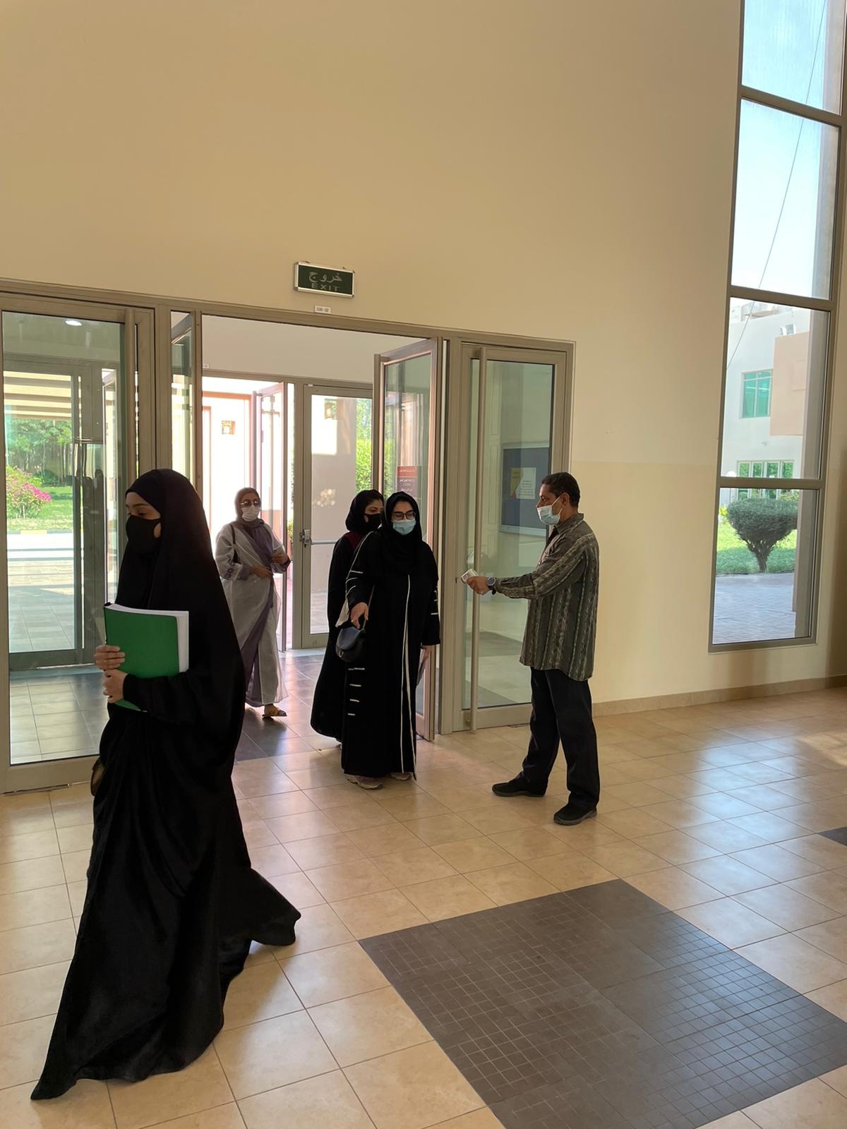عبروا عن ارتياحهم من التنظيم وإجراءات السلامة والاحترازات الصحية .. طلبة الهندسة والحقوق بجامعة البحرين يؤدون .. امتحانات منتصف الفصل حضورياً في أجواء مريحة