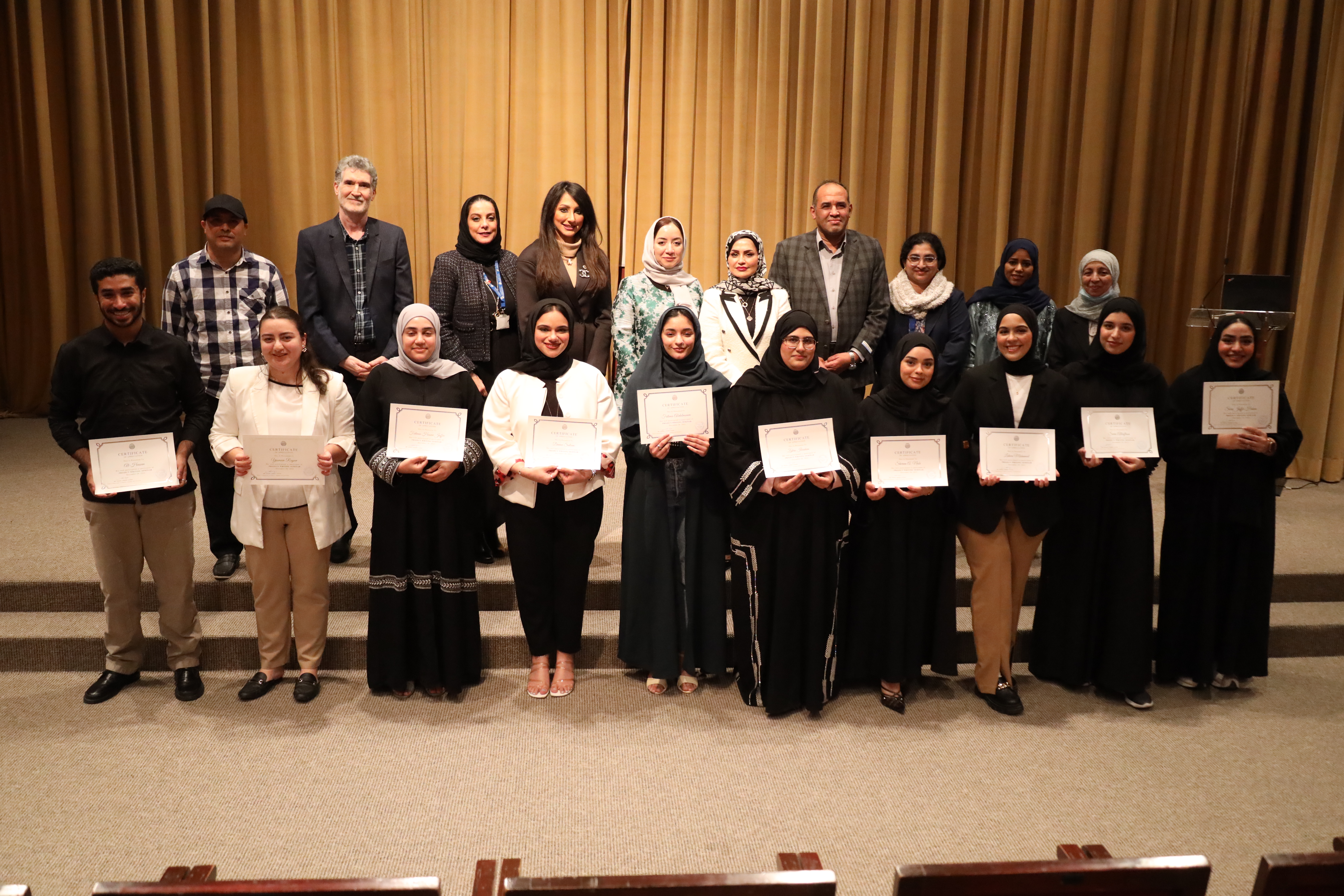 من خلال ندوة تقام لأول مرة بمشاركة عشرة طلبة  قسم اللغة الإنجليزية بجامعة البحرين يستعرض مهارات طلبته في البحث العلمي