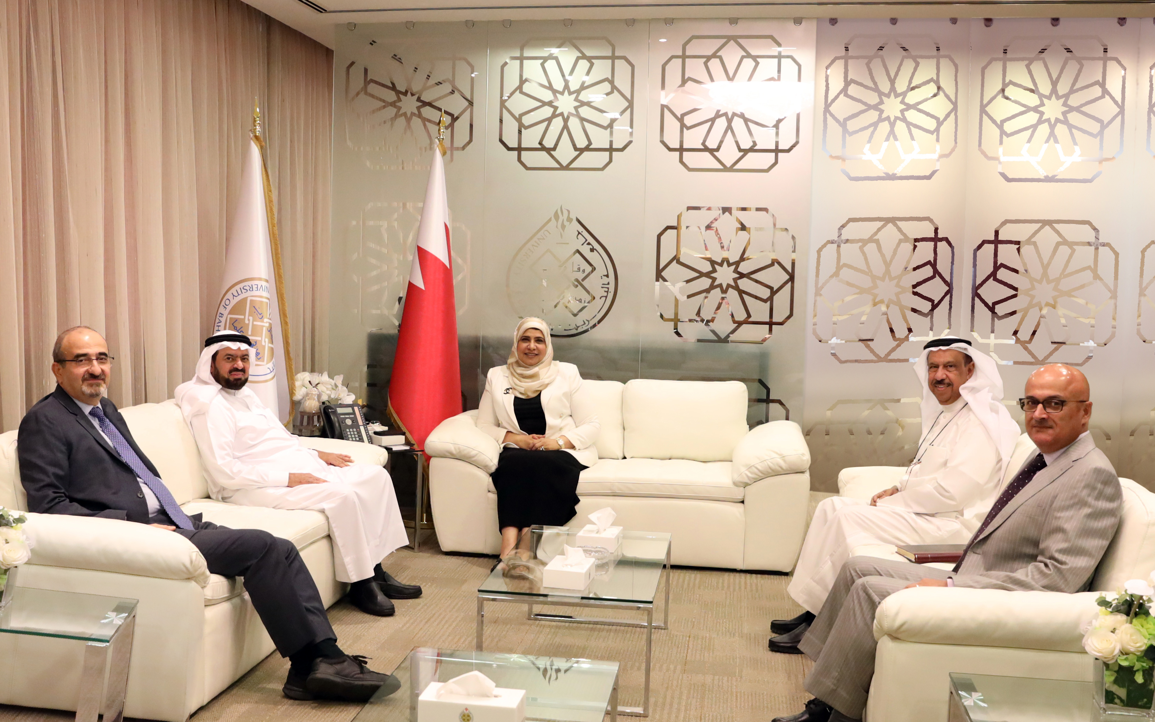 رئيسة جامعة البحرين تستقبل رئيس مجلس أمناء ورئيس جامعة العلوم التطبيقية