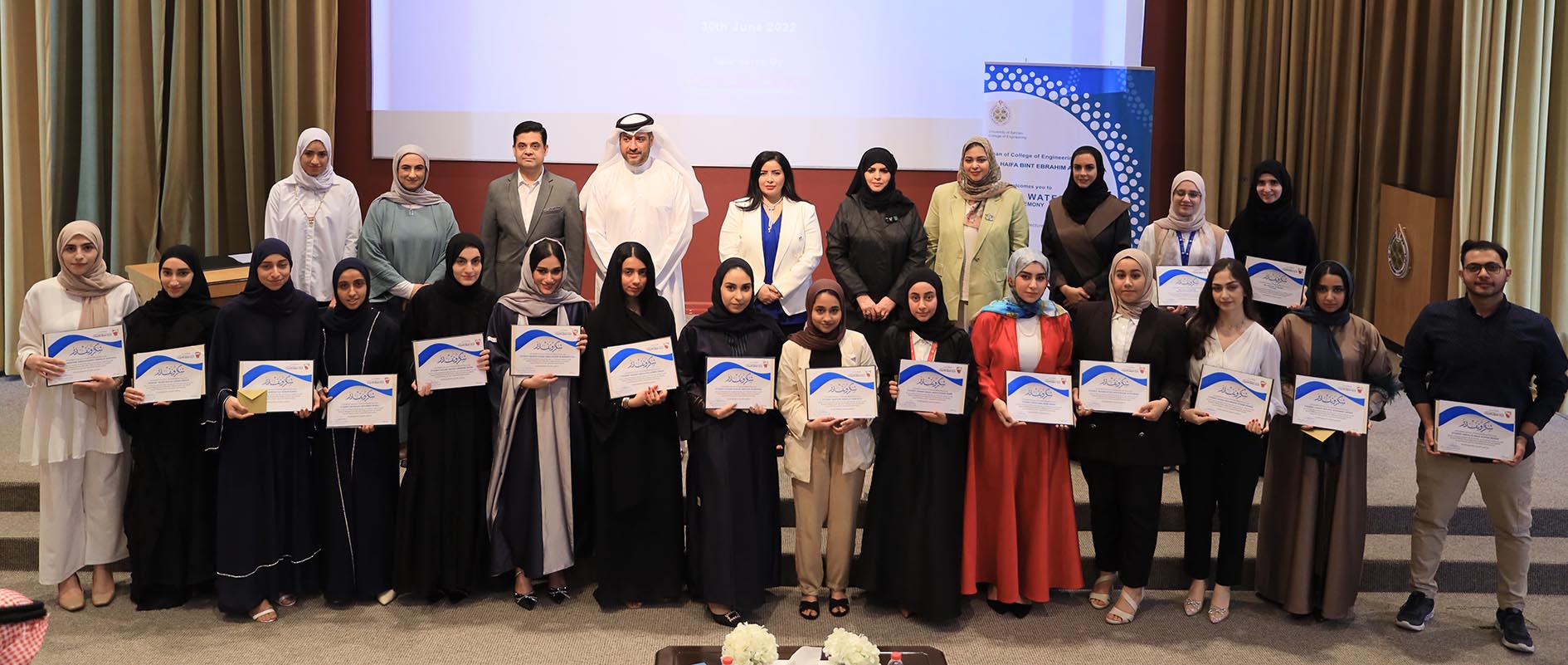 تكريم الطلبة المشاركين في المشروع الذي تتبناه بلدية “الجنوبية”  طلبة جامعة البحرين يخططون ويصممون الواجهة البحرية لساحل الدور.. د. هيفاء بنت إبراهيم: المشروعات تمثل استنباطاً لأفكارعصرية برؤية شبابية