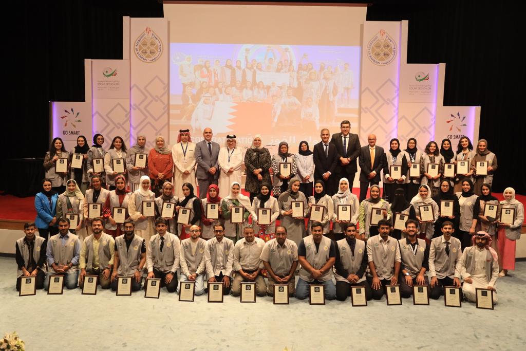 فريق جامعة البحرين يحرز مستويات متقدمة ..رئيسة الجامعة تستقبل الفائزين في مسابقة ديكاثلون الطاقة الشمسية الشرق الأوسط 