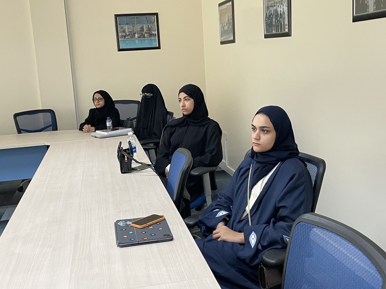 طلبة جامعة البحرين يتعرفون بناء فرق العمل وإدارتها